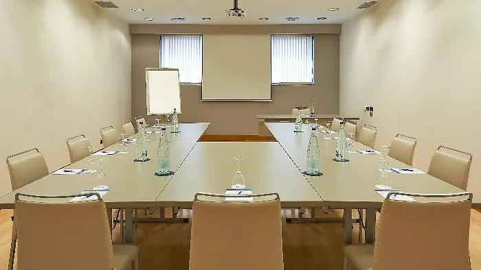 إن إتش ستاديوم فندق 4*